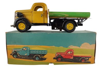un camion jouet posé sur une boîte