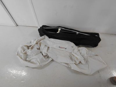 un sac noir posé par terre à côté d'une paire de chaussures