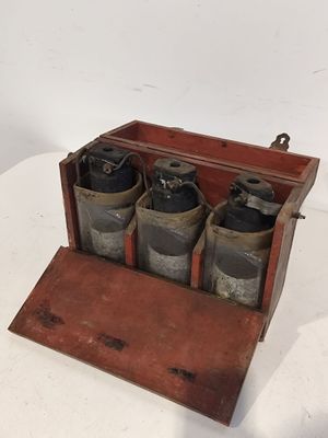 une caisse en bois contenant six bouteilles, posée sur une table