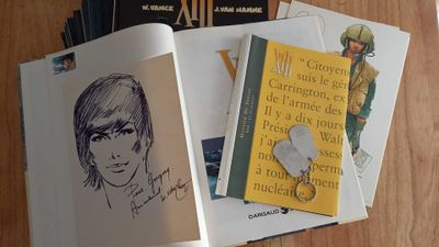 un grand nombre de livres posés sur une table