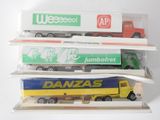trois camions miniatures empilés les uns sur les autres