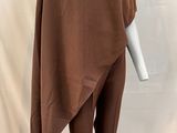 Le mannequin porte une robe marron et un châle marron.