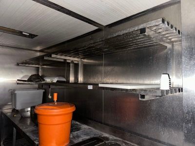 une photo d'une cuisine professionnelle avec un seau posé sur le plan de travail