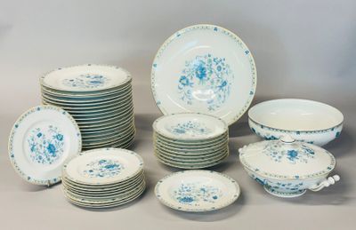 un grand nombre d'assiettes et de bols posés sur une table