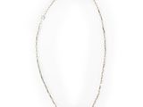 un collier en argent composé d'une chaîne dont les maillons sont de forme carrée