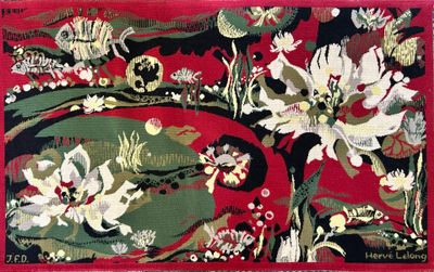 une photo d'un tapis rouge et vert orné de fleurs