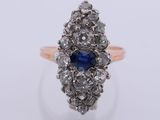 une bague ancienne sertie de saphirs et de diamants en grappe