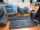 un bureau équipé d'un ordinateur, d'un clavier, d'une souris et d'un écran