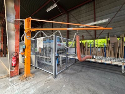 une machine qui se trouve à l'intérieur d'un bâtiment