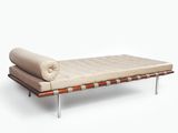 un canapé sur lequel est posé un rouleau de tissu