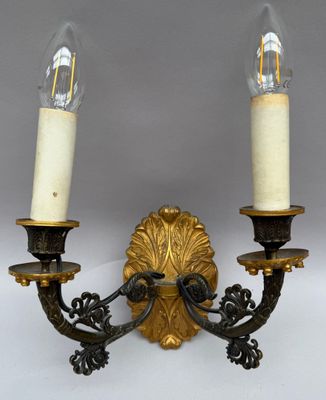 une paire d'appliques murales anciennes, comportant chacune deux bougies