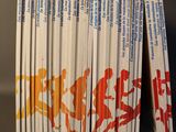 plusieurs livres sont empilés sur une table