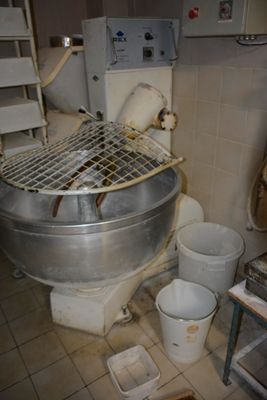 une photo d'une cuisine avec un grand mixeur en métal
