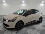 la voiture blanche est garée sur un carrelage à carreaux