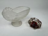 un petit bol en verre et un autre petit bol en verre posés sur une surface blanche