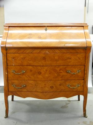 un petit bureau en bois surmonté d'un tiroir