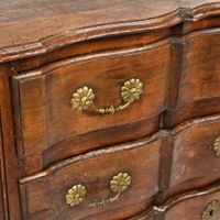 Commode galbée à façade arbalète en noyer mouluré, elle ouvr… (photo 3)