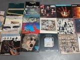 beaucoup de cd de musique et de cd sur la table