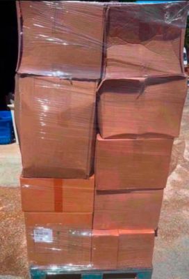une grande pile de cartons posée sur une palette