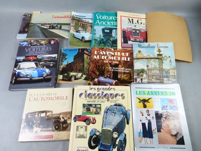 plusieurs livres sont posés sur une table les uns à côté des autres