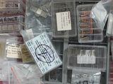 de nombreux types différents de composants électriques dans un boîtier en plastique