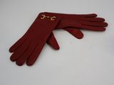 une paire de gants en cuir rouge avec une chaîne dorée au poignet