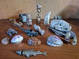 une table sur laquelle se trouvent de nombreux objets différents