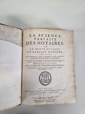 un livre ouvert sur une table blanche avec une photo en noir et blanc