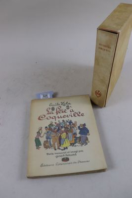 un livre posé sur une table à côté d'une boîte