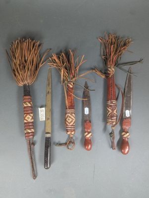 Plusieurs types d'outils sont présentés sur une surface grise