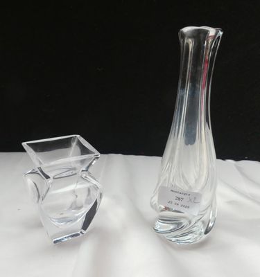 une paire de vases en verre transparent posés sur une nappe blanche