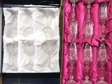 beaucoup de verres à vin vides dans une boîte rose