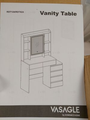 une photo d'une coiffeuse avec des tiroirs et un miroir