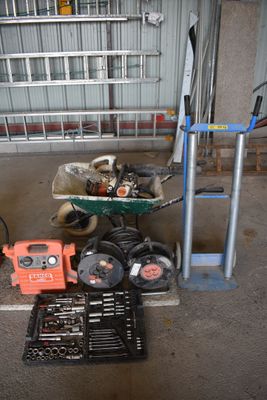 une brouette chargée d'outils dans un garage