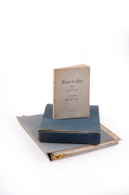 deux livres empilés sur une table