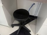 un sol à carreaux noirs et blancs dans une cuisine équipée d'un tabouret noir