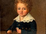 portrait d'un garçon vêtu d'une robe bleue, tenant une carte et jouant à un jeu