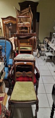 plusieurs chaises et un banc dans une pièce