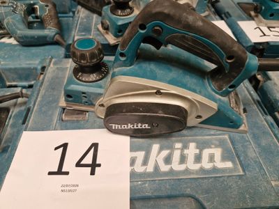 plusieurs outils exposés dans un magasin