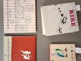 Plusieurs livres sont disposés sur une table, accompagnés d'étiquettes.