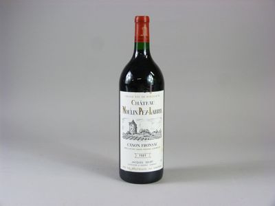 une bouteille de vin posée sur une table