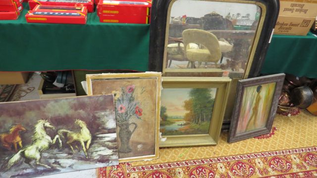 Lot comprenant un miroir cadre bois noirci, 4 cadres décoratifs (...