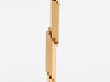 une petite sculpture en bois posée sur une surface blanche