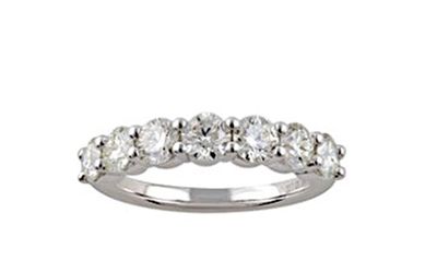une bague en or blanc sertie de cinq diamants ronds taille brillant