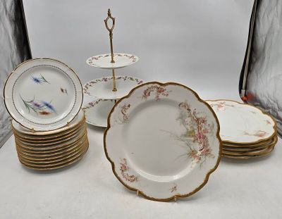 plusieurs assiettes posées sur une table
