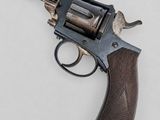 gros plan d'un revolver sur une surface blanche
