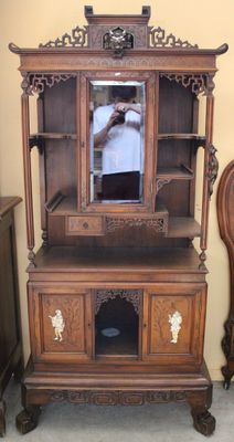 quelqu'un est en train de se prendre en photo dans un miroir, dans une pièce