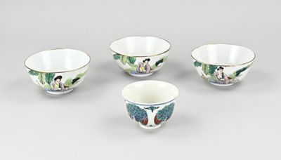 trois bols chinois décorés d'oiseaux et de fleurs sur fond blanc
