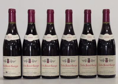 six bouteilles de vin sont alignées sur une table