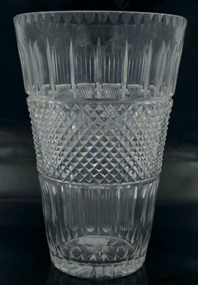 Vase balustre en cristal taillé à décor de pointes de diaman…